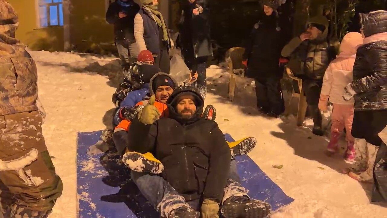 Rizeliler kardan kapanan yolda naylonlarla kayarak karın keyfini çıkardı