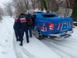 Sinop’ta kar nedeniyle yolda mahsur kalan vatandaşlar kurtarıldı