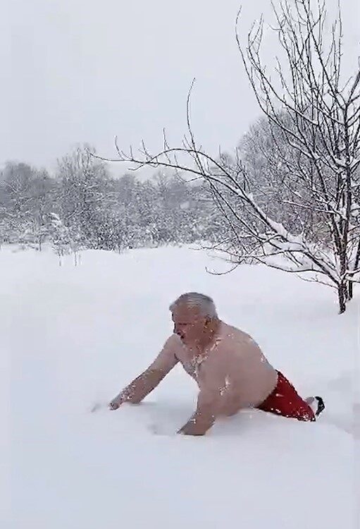 Soğuğa aldırış etmedi, soyunup karda yüzdü
