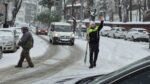 Trafik polisinden buzlu yolda düdüklü, kürekli müdahale