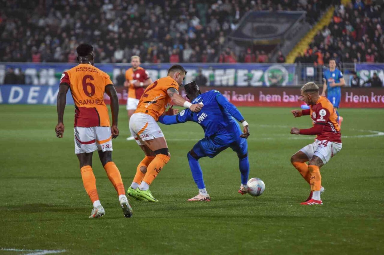 Trendyol Süper Lig: Çaykur Rizespor: 0 - Galatasaray: 0 (İlk yarı)