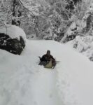 Yaşlı teyze eline aldığı çuvalla karda kaydı