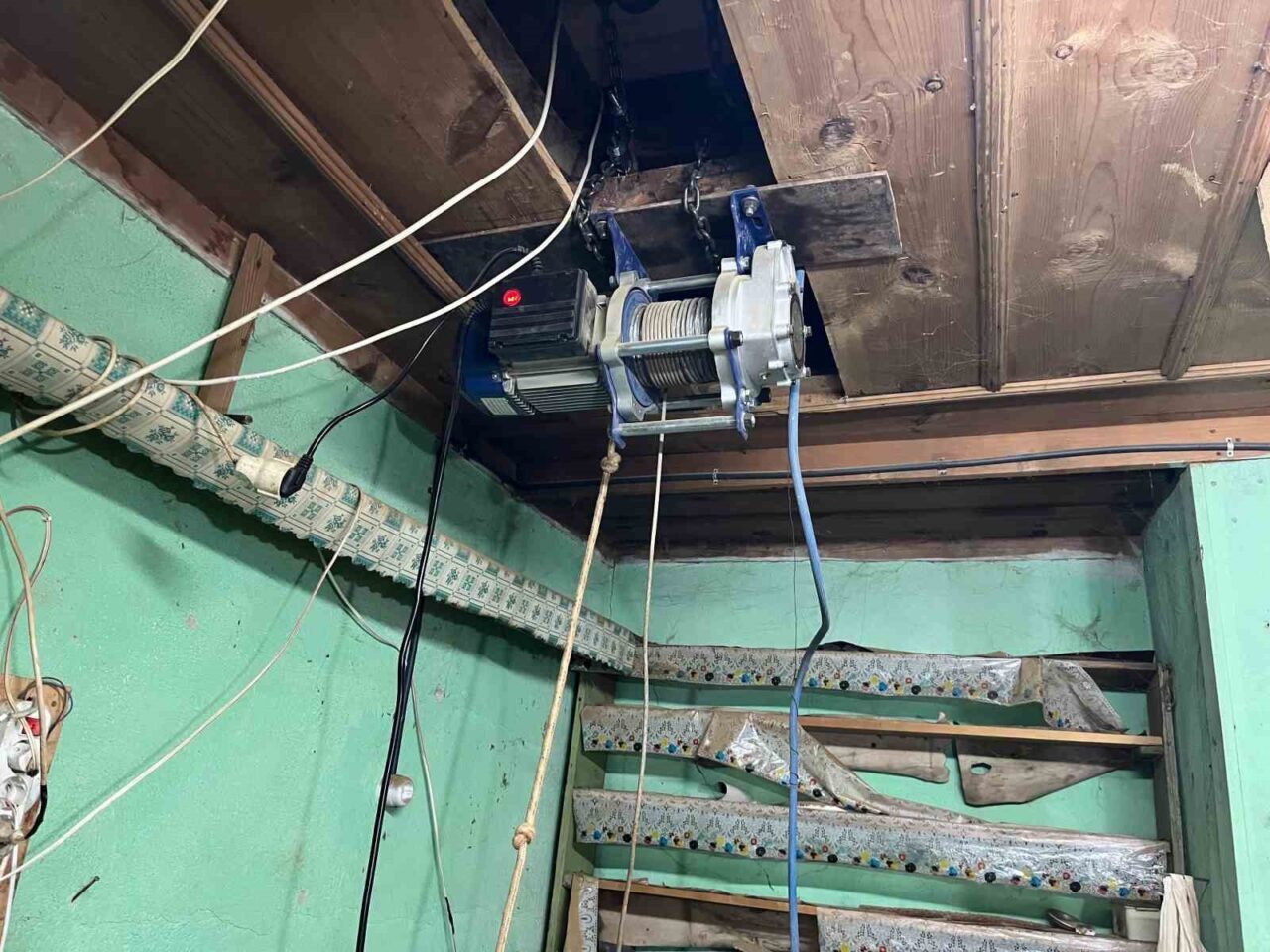 Yerin altına asansör sistemi kuran defineciler suçüstü yakalandı