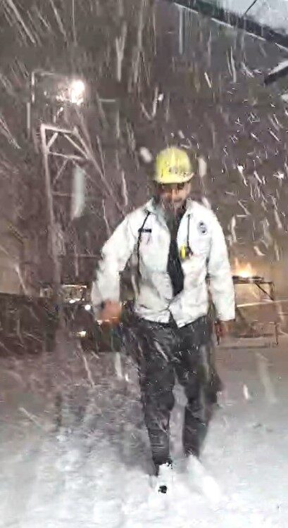 Yerin altından çıkan madencilere yer yüzünde kar sürprizi