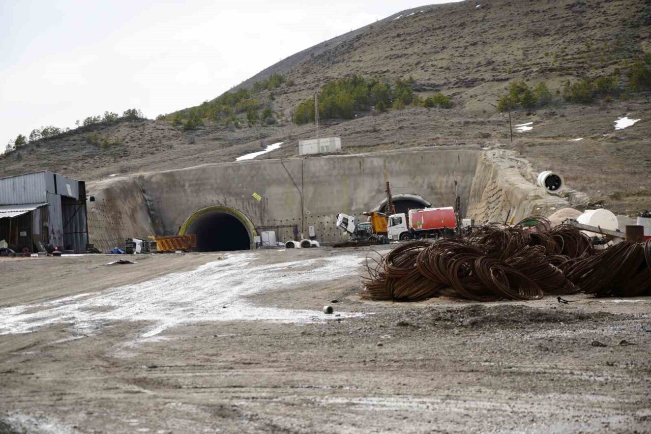 2021 yılında açılacak denilen Vauk Dağı tüneli 8 yıldır açılmayı bekliyor