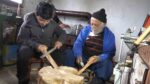 91 yaşındaki kaşık ustası unutulmaya yüz tutmuş mesleğini sürdürüyor