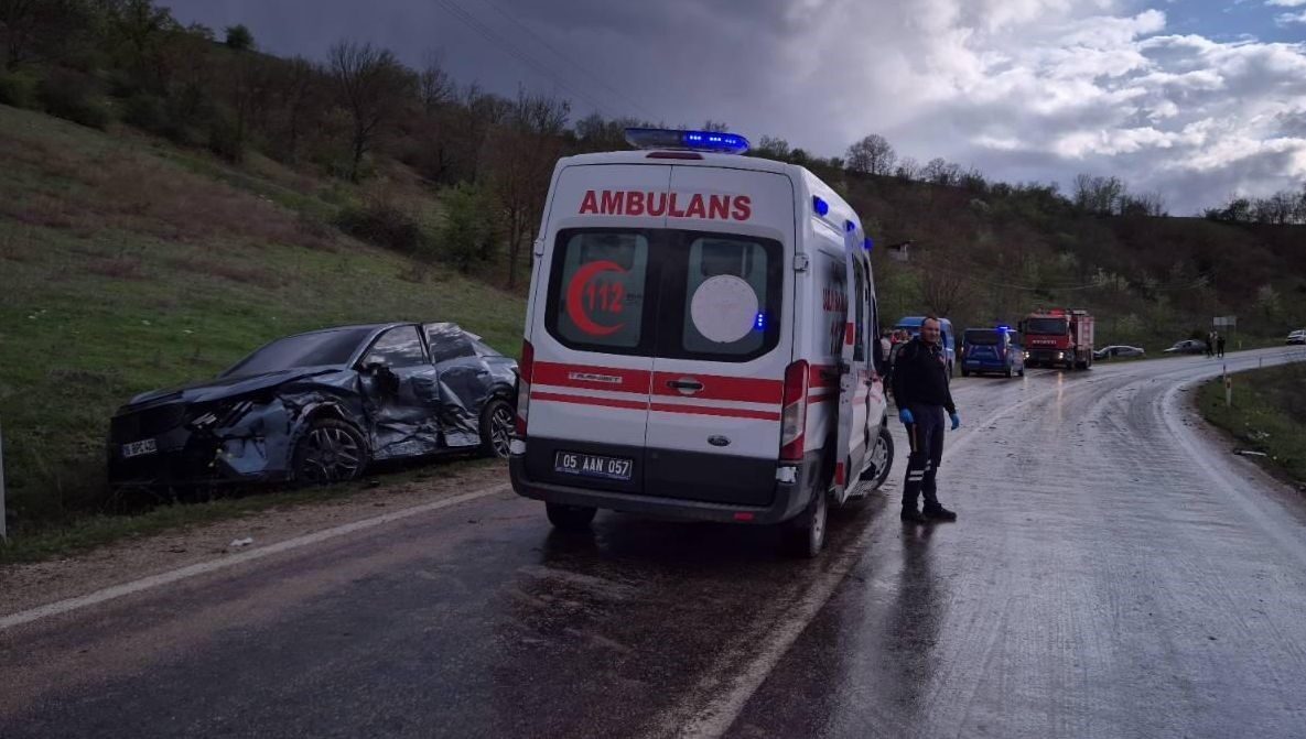 Amasya’da 2 otomobil çarpıştı: 3 yaralı