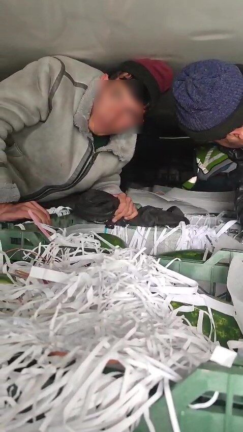 Amasya’da karpuz yüklü tırdan 3 kaçak göçmen çıktı