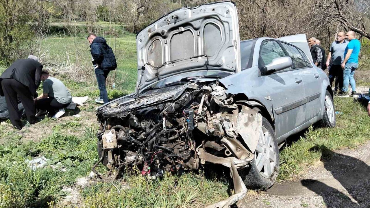 Amasya’da otomobil bariyerlere çarptı: 2 yaralı