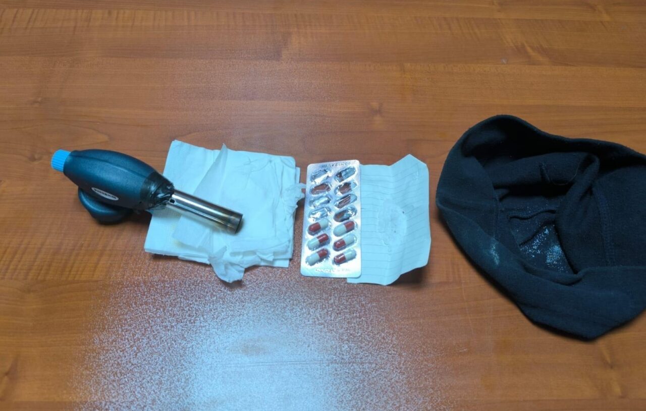 Aracın motoruna saklanan uyuşturucu polisin dikkatinden kaçmadı