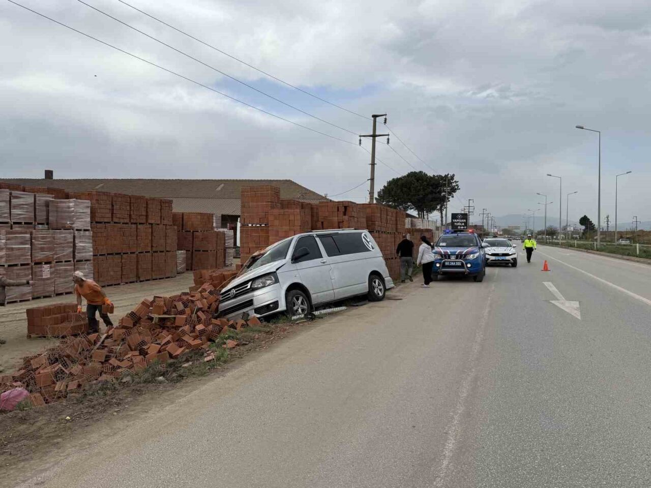 Aracıyla tuğla fabrikasına girdi: 3 yaralı