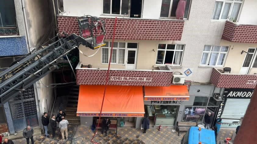 Artvin’de ev yangını: Anne ve 2 çocuğu dumandan etkilendi