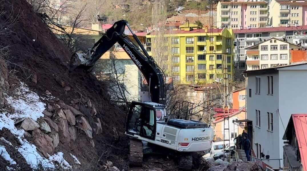 Artvin’de heyelan sonrası ekipler çalışmalarına başladı