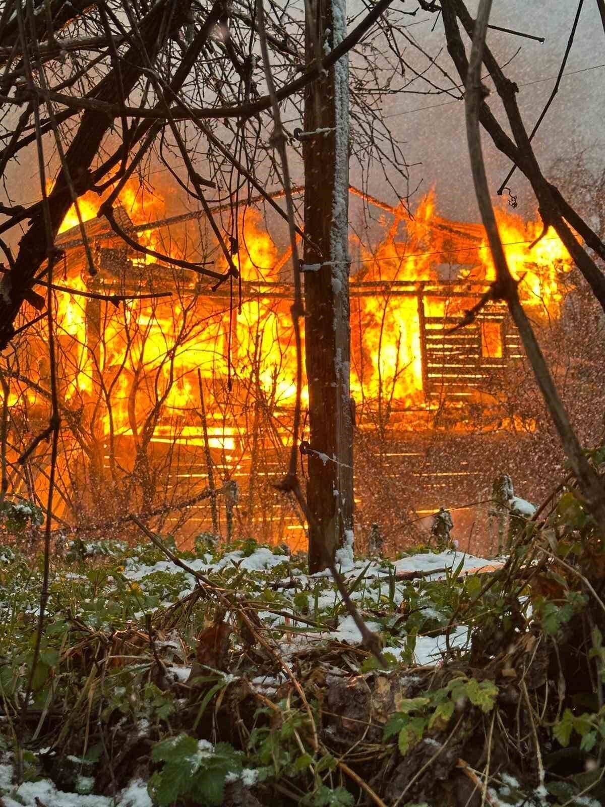 Artvin’de iftar vakti çıkan yangında 2 ev küle döndü