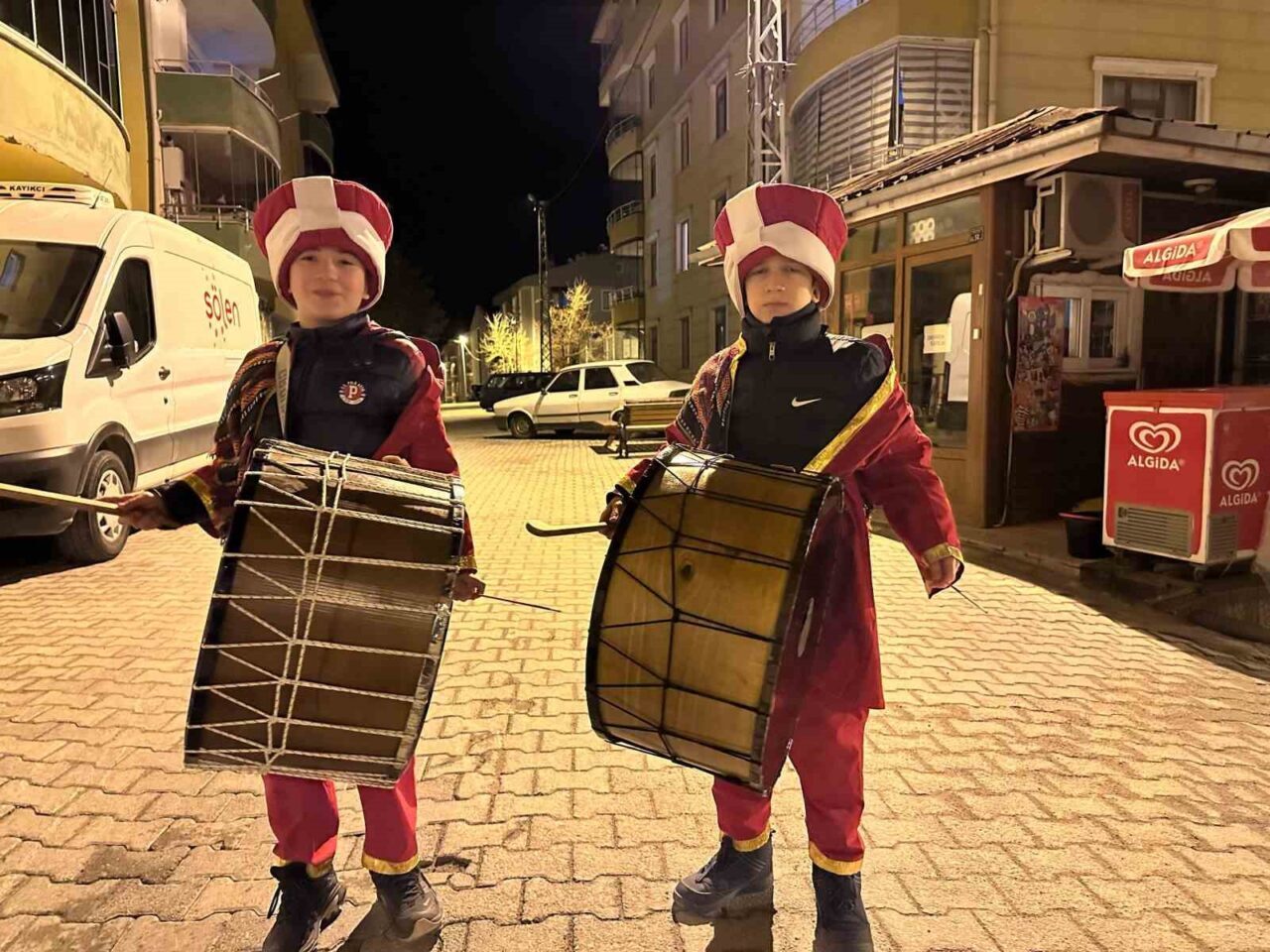Artvinliler’i sahura minik davulcular uyandırdı