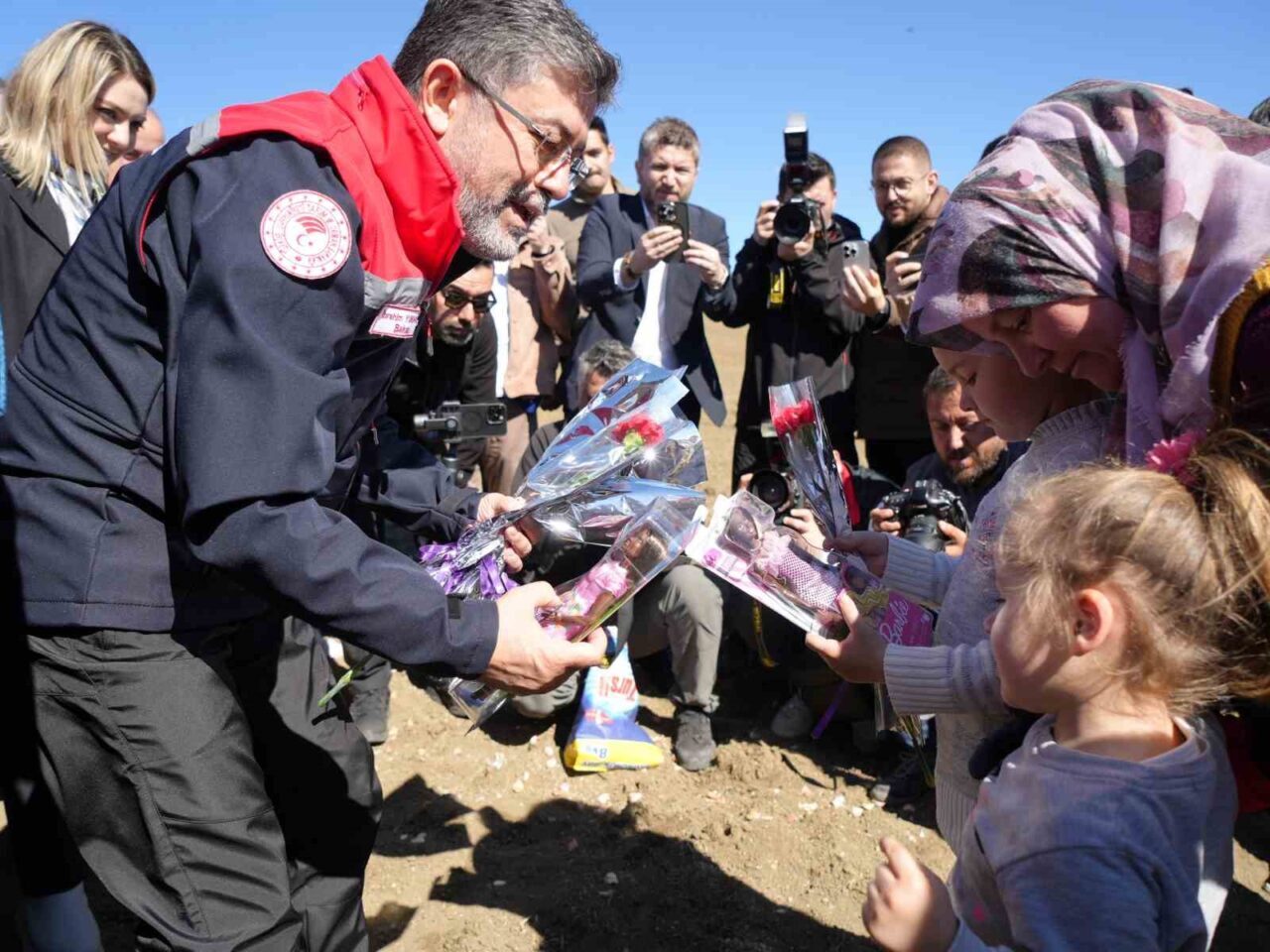 Bakan Yumaklı, tarlada Taşköprü sarımsağı dikti