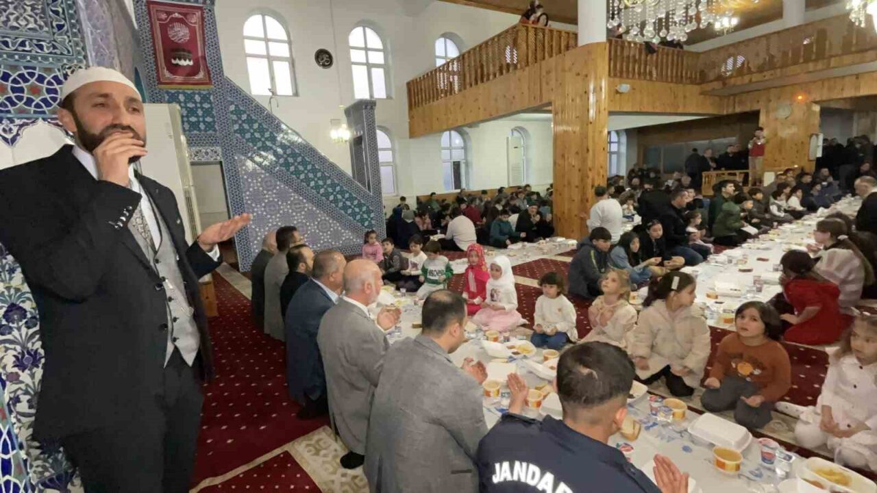 Bartın da ’ ilk orucum İlk iftarım ’ etkinliğince çocuklar camiye sığmadı