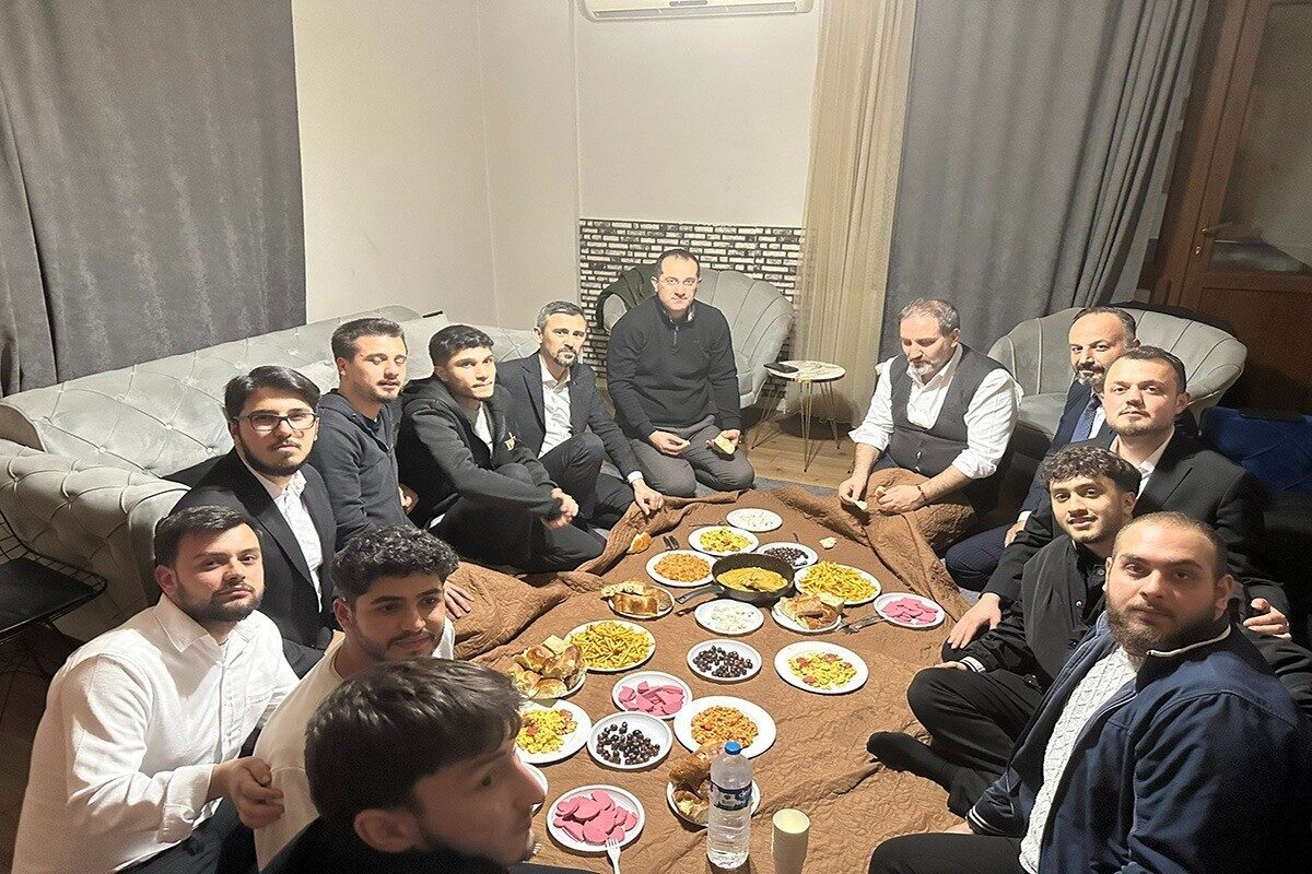 Başkan Ekim, sahurda öğrencilerle buluştu