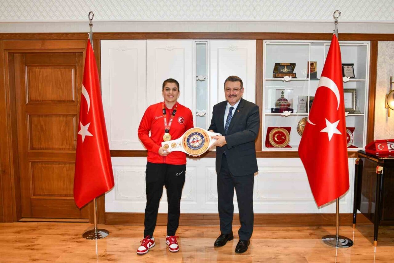 Başkan Genç Dünya Şampiyonu Busenaz Sürmeneli’yi ağırladı