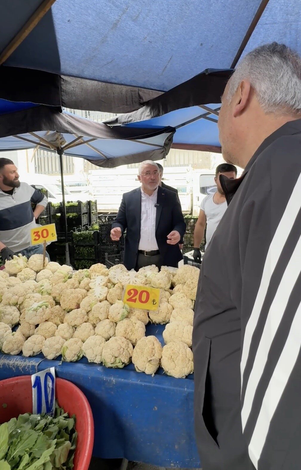 Belediye başkanında tezgahın önüyle arka kısmına farklı kalitede ürün koyan esnafa sert tepki