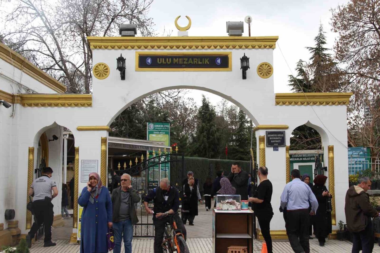 Çorum’da bayram öncesinde vatandaşlar mezarlıklara akın etti