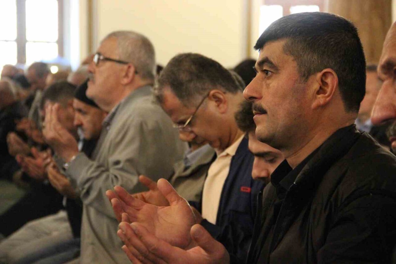 Çorum’da vatandaşlar bayram namazı için camilere akın etti