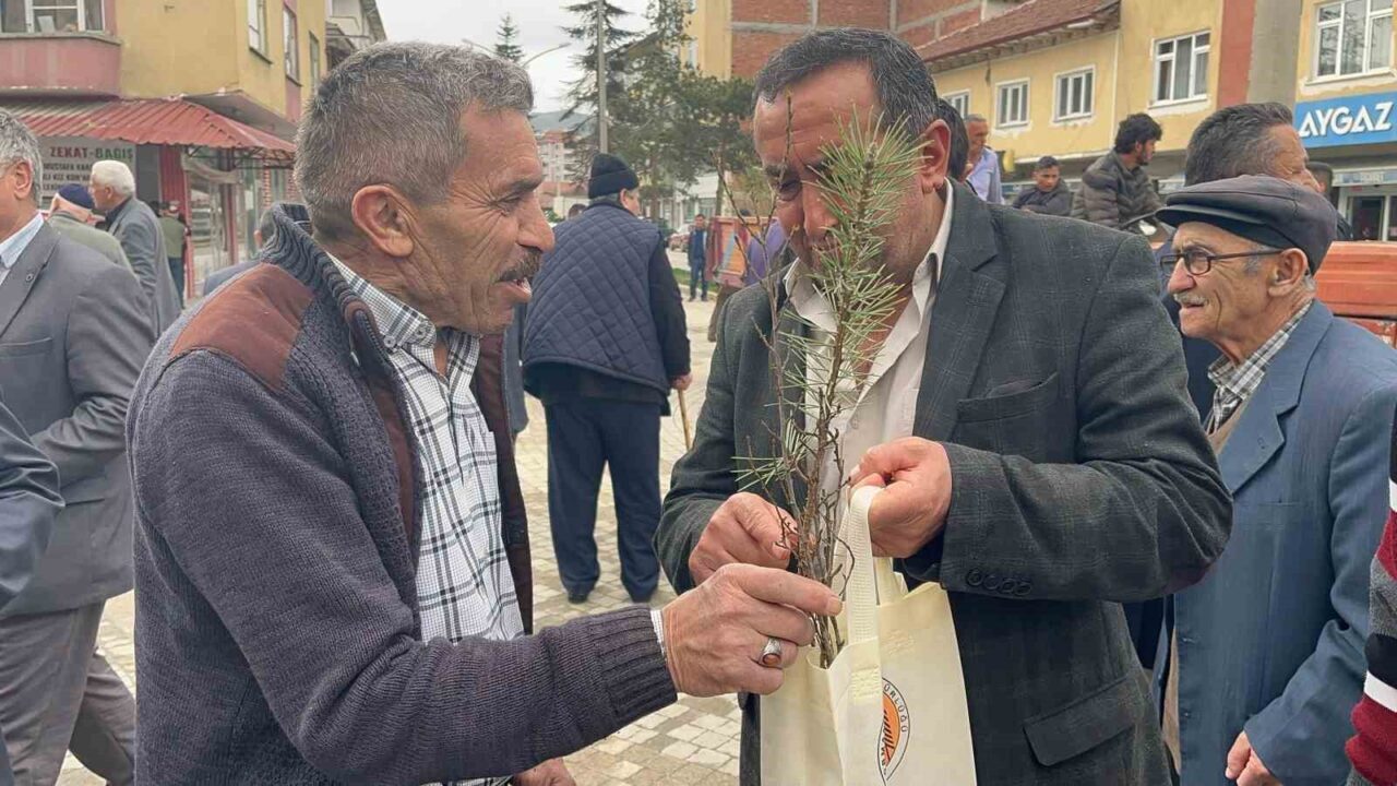 Cuma namazı için camiye giden vatandaşlara 4 bin ağaç fidanı dağıtıldı