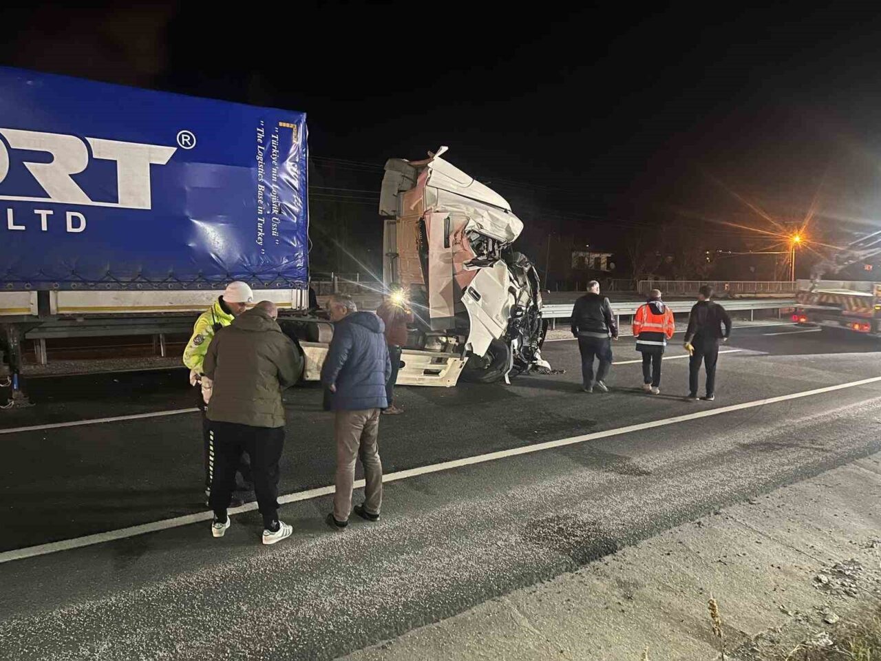 D100’da iki tır çarpıştı: 1 yaralı