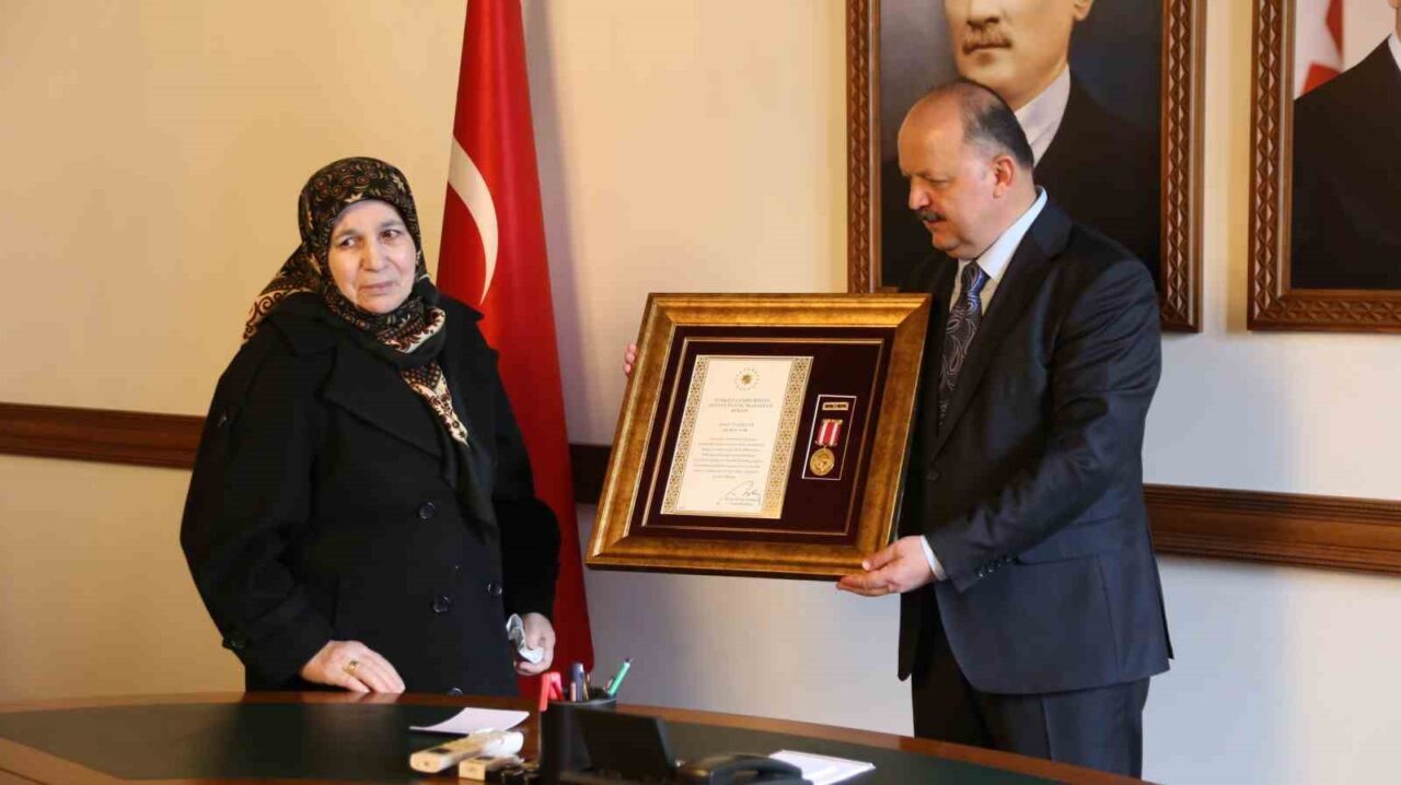 Devlet övünç madalyası tevcih edilen şehit annesi gözyaşlarına hakim olamadı