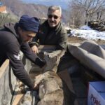 Dikenli tele takılan karaca yavrusunu ekipler kurtardı