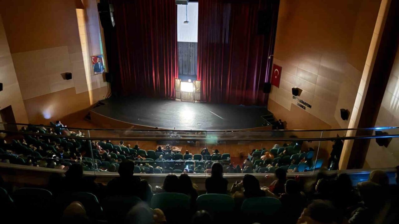 Erbaa’da çocuklara Karagöz-Hacivat gösterisi