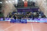 Erkekler Kupa Voley’de şampiyon olan Fenerbahçe kupasını aldı