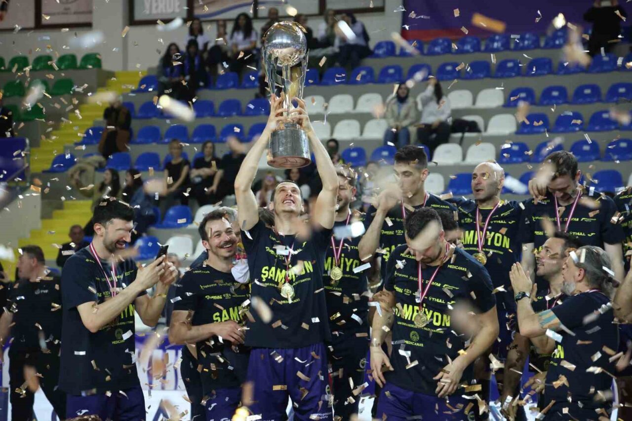 Erkekler Kupa Voley’de şampiyon olan Fenerbahçe kupasını aldı