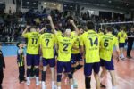 Erkekler Kupa Voley’de şampiyon olan Fenerbahçe kupasını aldı