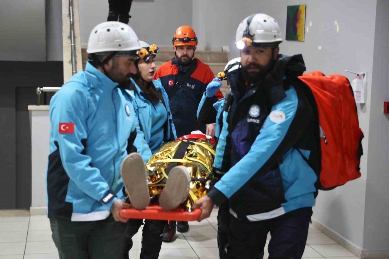 Gerçeğini aratmayan deprem tatbikatı