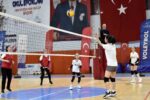 Gümüşhane’de anneler ve kızları voleybol maçında karşı karşıya geldi