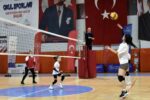 Gümüşhane’de anneler ve kızları voleybol maçında karşı karşıya geldi