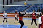 Gümüşhane’de anneler ve kızları voleybol maçında karşı karşıya geldi