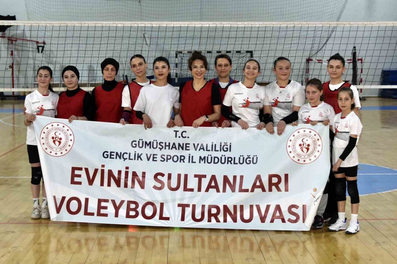 Gümüşhane’de anneler ve kızları voleybol maçında karşı karşıya geldi