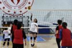 Gümüşhane’de anneler ve kızları voleybol maçında karşı karşıya geldi