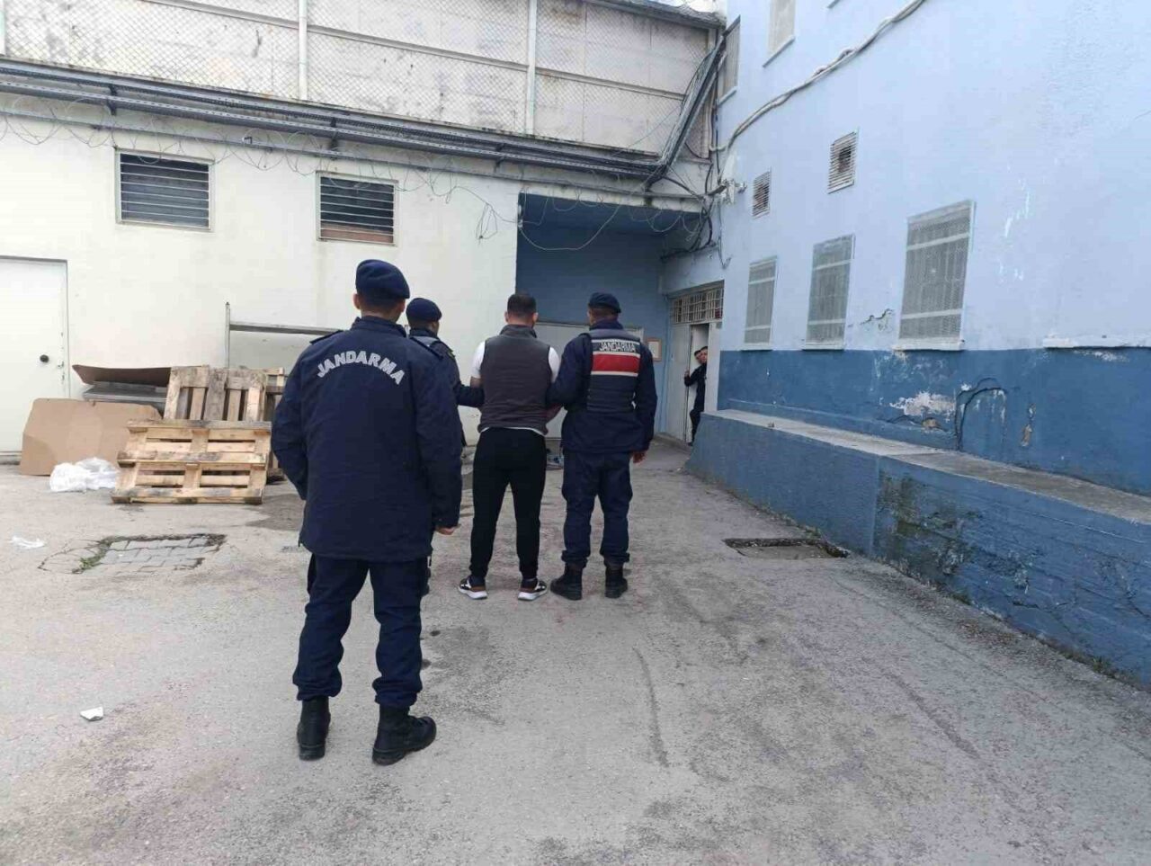 ’Hırsızlık’ suçundan 17 yıl hapis cezasıyla aranan şahıs yakalandı