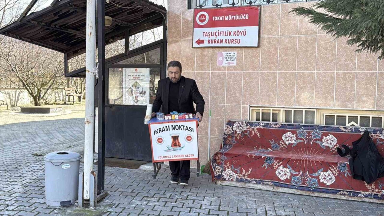 İftara yetişmek isteyen sürücüler kaza yapmasın diye ikram noktası kurdu
