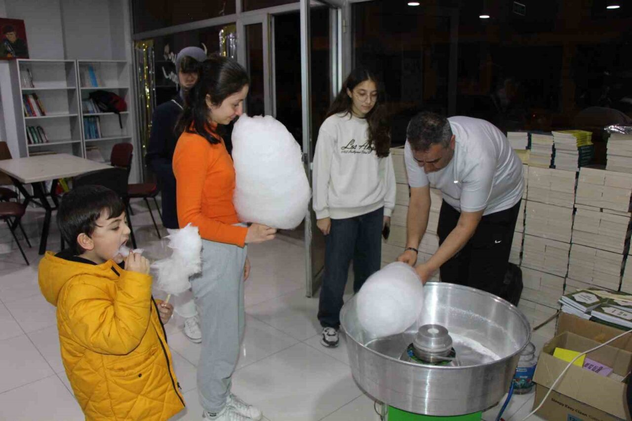 İş adamının pamuk şeker hobisi: Gençler ve çocuklar için elleriyle pamuk şeker yapıyor