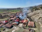 Kastamonu’da çıkan yangında 2 ev, 1 araç yandı