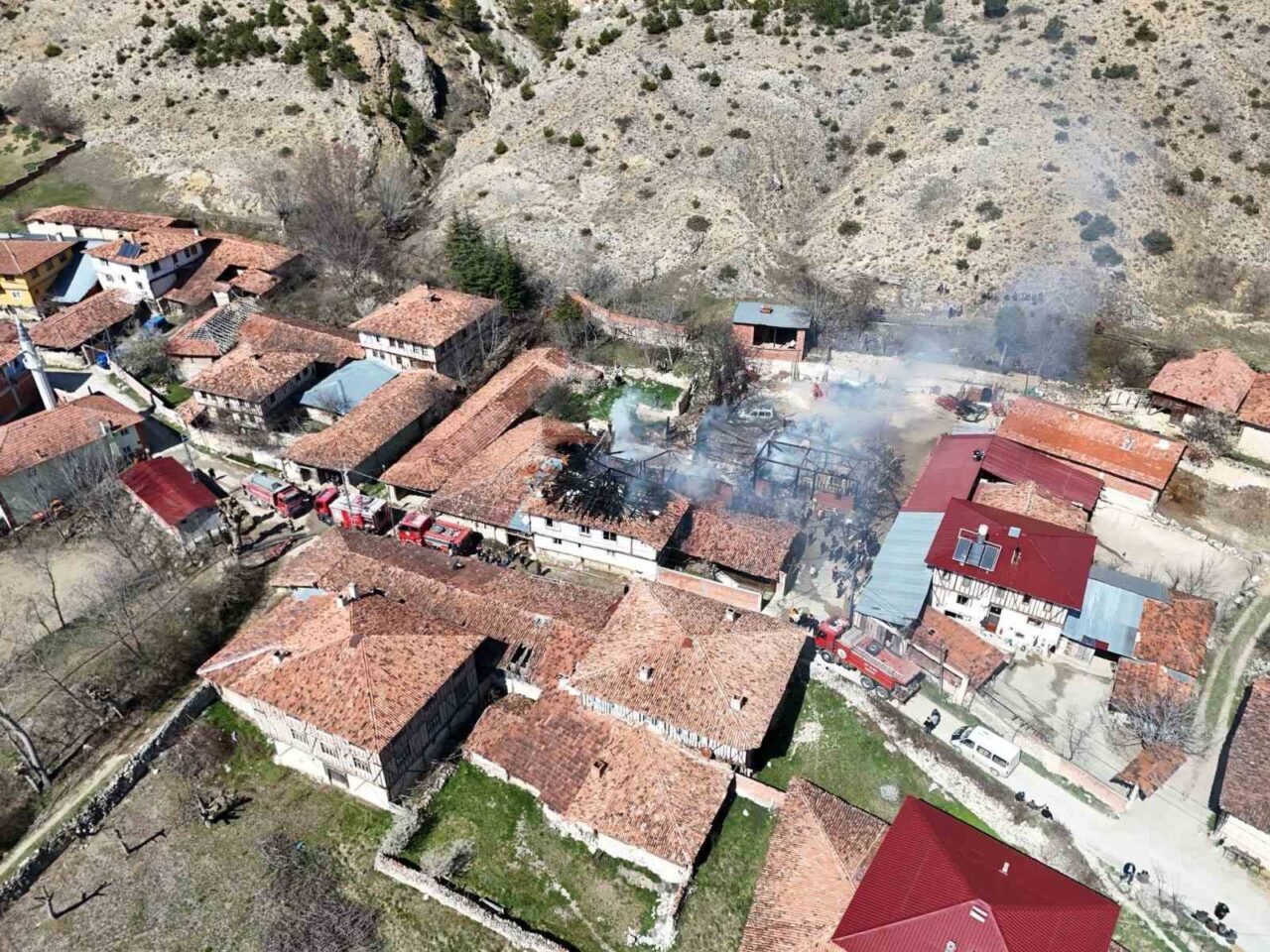 Kastamonu’da çıkan yangında 2 ev, 1 araç yandı