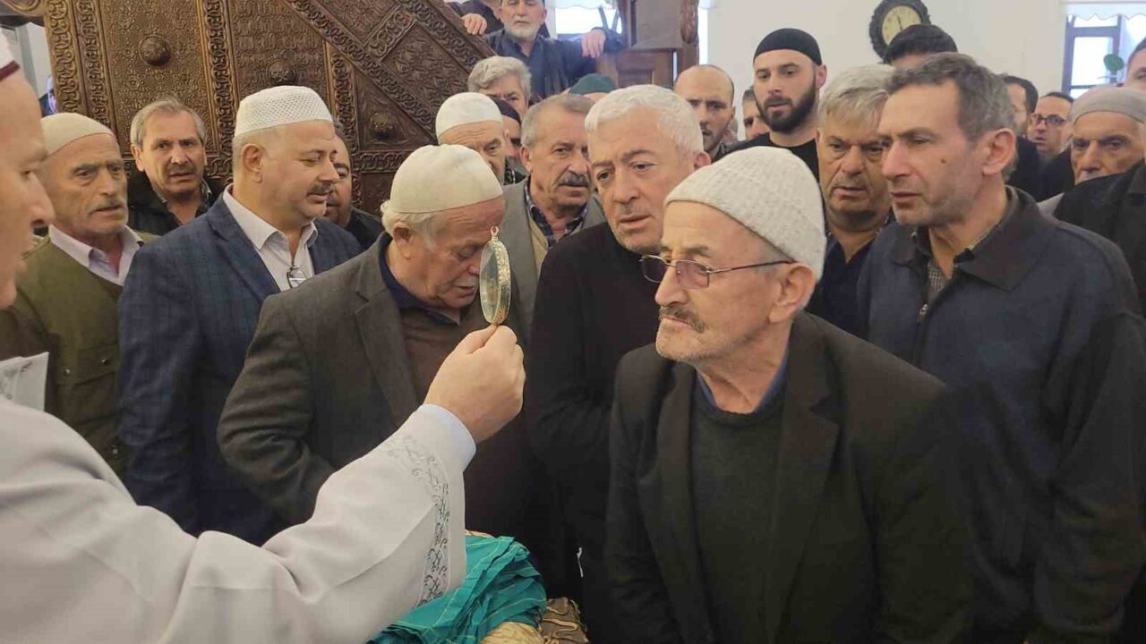 Kastamonu’da Sakal-ı Şerif’i görmek için vatandaşlar camiye akın etti