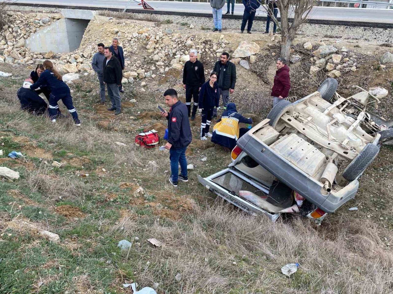 Kastamonu’da şarampole yuvarlanan otomobildeki 2 kişi yaralandı
