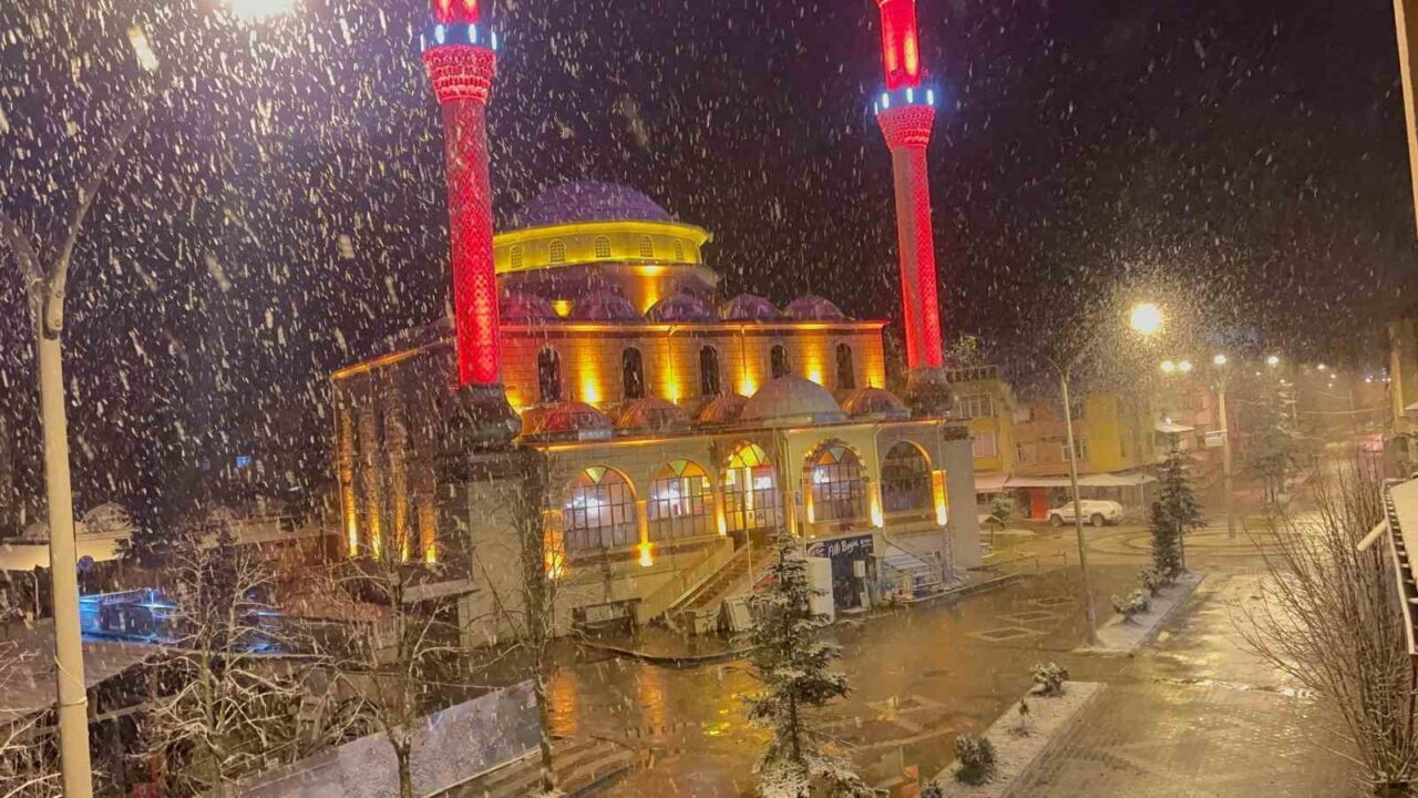 Kış geri döndü, Kastamonu’ya lapa lapa kar yağdı