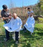 Köy köy dolaşıp yaşlıları ücretiz tıraş ettiler