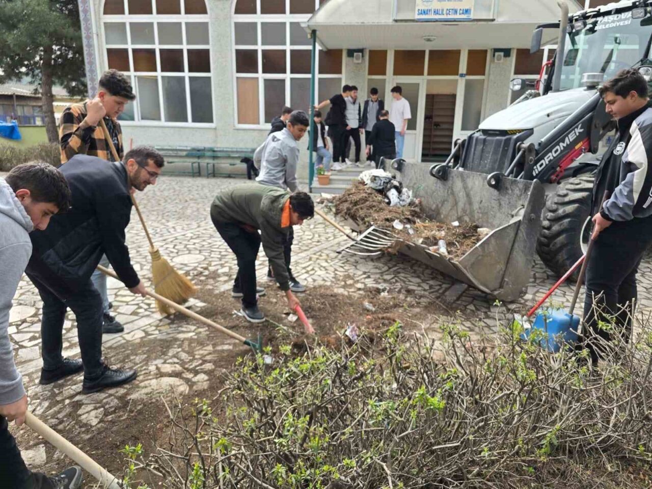 Liselilerden cami temizliği